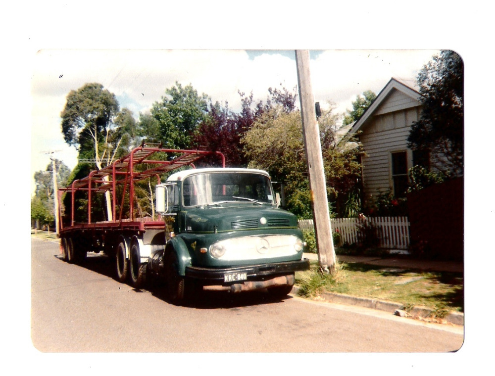 green ls 1418 lazy axle at belmont 1980.jpg